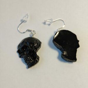 egy pár fekete koponyás fülbevaló művészgyantából