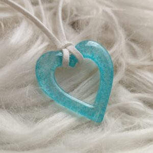 Kéken ragyogó szív